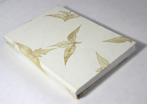 Cuaderno Personalizado de Tapa Dura en Color Crema con Impresiones de Hojas Frescas, Excelente Cuaderno Multiusos - Product Image 2