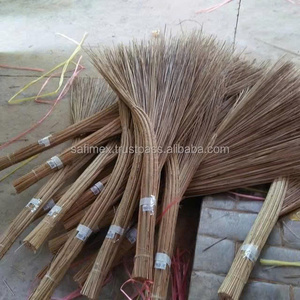 SAFIMEX Balai à feuilles de coco à long manche, écologique, avec pelle à poussière intégrée, outil de nettoyage sans effort, design vietnamien traditionnel, 35-44 pouces - Product Image 3
