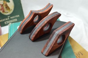 Support de livre en bois personnalisé fait main, porte-page léger en bois, accessoire de lecture pour lecteurs - Product Image 2