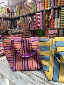 Bolsa de Compras de Nailon Reutilizable, Ecológica, Resistente al Agua, con Cierre, de Gran Capacidad, con Rayas, Bolsas de Playa de Plástico Reciclado para Maquillaje - Product Image 1