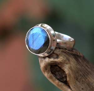 Bague en labradorite naturelle en gros, en argent sterling 925, faite à la main, avec véritable éclat bleu, bague statement en pierre précieuse de labradorite - Product Image 2