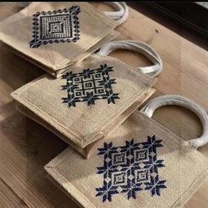 Laminated Jute Tote <b>Bag</b> Letter Pattern Zipper Closure <b>Medium</b> <b>Size</b> Waterproof Interior Eco-Friendly Reusable Non Woven Handle - Product Image 3