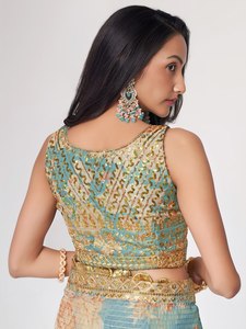 Sari en soie bleu ciel avec imprimé floral et bordure brodée or, tenue de mariage indienne traditionnelle pour femmes - Product Image 5