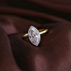 Anillo de Diamante Cultivado en Laboratorio con Corte Marquesa y Engaste de Bisel en Oro Amarillo de 14K, con Certificado IGI y Claridad VVS para Mujer - Product Image 3