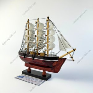 Modèle de bateau miniature en bois fait main avec voiles et mât, fabriqué au Vietnam - Product Image 3