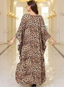 Robe longue kaftan imprimé léopard, col en V, manches chauve-souris, coupe ample, en mousseline, décontractée d'été, avec ourlet fendu - Product Image 3