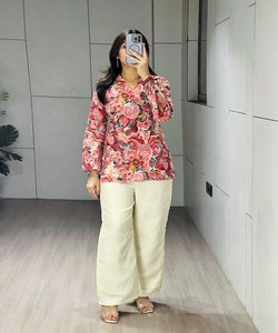 ชุดเสื้อปาลาซโซผ้าฝ้ายแคมบริคพิมพ์ลายตกแต่งฟอยล์พร้อมด้วยผ้าดอริด้านหลัง สวมใส่ได้ทุกวัน ราคาขายส่ง เสื้อผ้าชาติพันธุ์ สีชมพู - Product Image 1