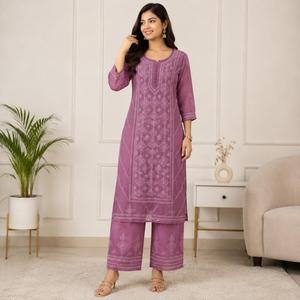 Ensemble ethnique floral haut de gamme pour femme : Kurti droit brodé main Chikankari mauve lavande et palazzo assorti - Product Image 1