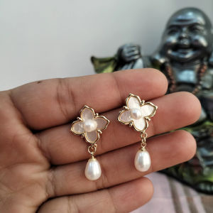 Boucles d'oreilles pendantes en perles d'eau douce, trèfle en nacre, plaqué or, bijoux anti-ternissement, fabricant et fournisseur en gros - Product Image 1