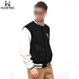 Vestes universitaires noires et crème avec des écussons numérotés brodés, des manches contrastées et une fermeture classique à boutons pression - Product Image 2