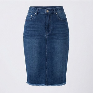 Falda lápiz de satén transpirable de cintura alta para mujer, estilo japonés, color liso, con dobladillo deshilachado, ideal para verano. - Product Image 1