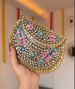 Magnifique Pochette pour Femme en Résine Kundan Plaqué Or Faite à la Main, Bordure Métallique, Forme Personnalisée F S International - Product Image 6