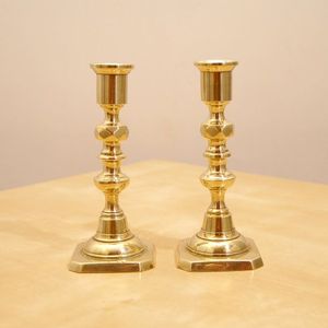 Candelabro Clásico de Latón Hecho a Mano con Acabado Antiguo, Elegante Adorno Decorativo para Mesa, para Decoración del Hogar, Hoteles y Restaurantes - Product Image 5