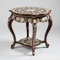 Table élégante artisanale pour une décoration intemporelle du salon et de la chambre à coucher, design complexe en incrustation d'os, ronde, en bois, moderne