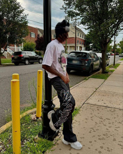 กางเกงไนลอนผู้ชายลายกราฟิกประดับเพชร ทรงขากว้าง สไตล์สตรีทแวร์ กางเกงหรูหรา งานศิลปะประดับเพชร กางเกงแทร็ค บริการรับผลิตแบรนด์ส่วนตัว - Product Image 2