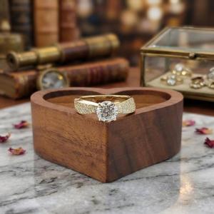 Anillo de Compromiso Solitario con Diamante de Corte Redondo en Oro Amarillo con Banda de Diamantes Pavé, Anillo de Novia Clásico, Joyería Elegante para Boda - Product Image 1
