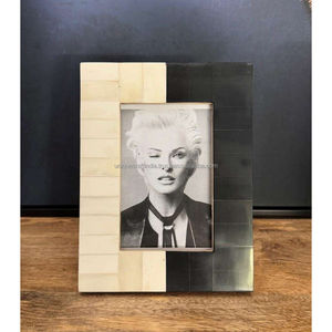 Marco de Fotos de Madera Ajustable Hecho a Mano con Patrón a Cuadros Marrón y Marfil, Decoración Clásica para el Hogar - Product Image 3