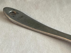 Cuillère de service vintage en métal, grande, contemporaine, moderne, usée - Product Image 3