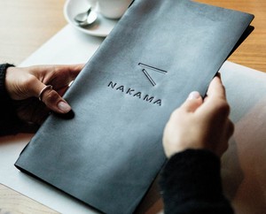 Porte-menu en cuir véritable fait main, protection anti-odeur de luxe, pour restaurant, café, hôtel, couverture de menu personnalisée avec logo LMC-0081 - Product Image 1