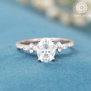 Bague de fiançailles pour femme en moissanite plaqué or rose, taille coussin, avec sertissage à griffes et accents latéraux floraux, style classique - Product Image 1