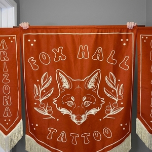 Drapeau en tissu personnalisable brodé en dentelle 3D écologique Fox Hall avec franges à pompons pour décoration murale - Product Image 5