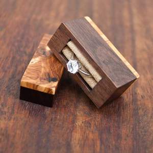 Caja de Madera Clásica para Exhibir Anillos de Pareja, Caja de Madera para Propuesta de Matrimonio, Caja de Madera Rústica Hecha a Mano para Guardar Anillos - Product Image 1
