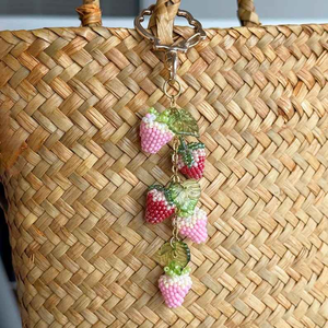 Porte-clés classique en perles motif fraise, fermoir coquille dorée, écologique, fait main, breloque de sac de mariage, tirette de fermeture éclair, motif feuilles MULTI - Product Image 6