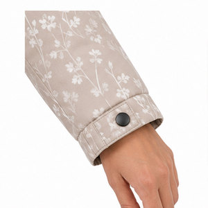 Chaqueta térmica de invierno con capucha para mujer, con tela impermeable y resistente al viento, cuello y comodidad premium para la nieve y senderismo. - Product Image 4