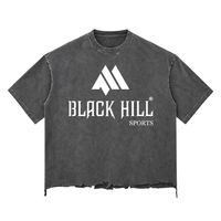 Kaos Pendek Abu-abu Arang Kerah Bulat Berpotongan Raw Edge Hem Kasual Streetwear dengan Logo Black Hill Sports Modern