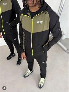 Ensemble de survêtement technique en molleton pour homme avec logo personnalisé, veste coupe-vent à capuche et pantalon de jogging réfléchissant - Product Image 3