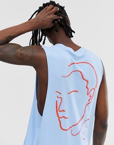 Débardeur sans manches bleu clair pour homme avec imprimé visage dessiné à la main rouge au dos, col rond, style décontracté - Product Image 2