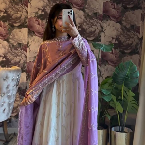 ชุดอานาร์กาลีผ้าจอร์เจตต์สวยงาม ประดับด้วยงานปักดิ้นและเลื่อม พร้อมผ้าคลุมไหล่ สำหรับงานปาร์ตี้ จากอินเดีย - Product Image 3