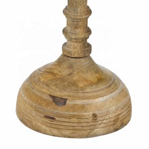 Candélabre en fonte d'aluminium fait à la main avec base en bois bougeoir personnalisé pour la décoration de mariage et les cadeaux - Product Image 3