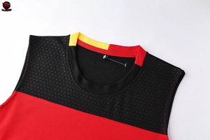 Conjunto Deportivo TriPro Rojo y Negro Unisex para Adultos, Camiseta Deportiva sin Mangas de Poliéster Transpirable y Pantalones Cortos Deportivos para Entrenamiento en Club - Product Image 1