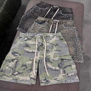 Shorts Bermuda en jean pour homme avec broderie et imprimé motif, style streetwear, cargo, taille mi-haute, fermeture boutonnée - Product Image 3