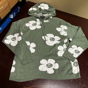 Sudadera con capucha con estampado de flores verde oliva y pantalones cortos a juego, talla grande - Product Image 4