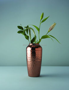 Vase de table en métal martelé finition cuivre – Récipient floral à accent or rose brillant pour les détaillants de boutiques - Product Image 1