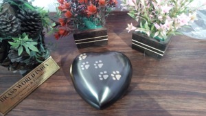 Urna Funeraria en Forma de Corazón en Verde Oscuro con Banda Plateada y Soporte Metálico, Urna para Cenizas de Adultos, Recuerdo Clásico - Product Image 4