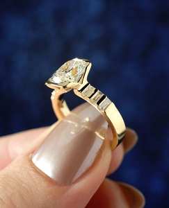 Anillo de compromiso con diamante de laboratorio de corte cojín alargado, oro macizo de 14K, anillo nupcial audaz, joyería fina para mujer, regalo para ella - Product Image 4