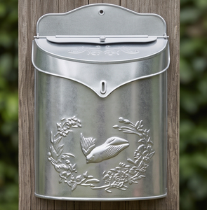 Boîte aux lettres artisanale vintage en acier galvanisé avec motif oiseaux et fleurs, à fixer sur poteau, décorative, accès frontal, en métal - Product Image 1