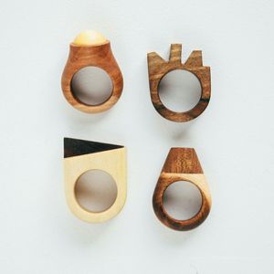 Bague élégante en résine et bois, l'accessoire parfait pour les tenues décontractées - Product Image 3