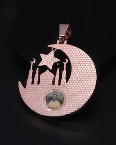Pendentif de luxe 3D Lune et Étoile en Or Rose, Argent Sterling 925, Moissanite Taille Baguette, avec Photo Personnalisée au Dos - Product Image 3