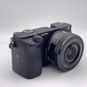 Cámara <span class=keywords><strong>Sony</strong></span> A6400 Usada con Lente 16-50, Cámara sin Espejo con Pantalla Táctil, Formato APS-C, en Excelente Estado, en Venta - Product Image 2