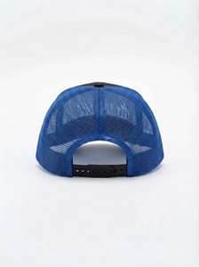 Casquette de camionneur en toile bleue MEYBA SPORTS, logo personnalisé imprimé en sérigraphie, broderie en relief, visière incurvée noire, casquette ajustable à fermeture snapback - Product Image 3