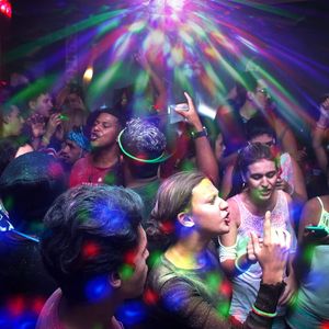 Confezione da 2 Lampadine LED RGB Rotanti E26/E27 Multicolore Effetto Cristallo per Feste, Luci da Discoteca e Illuminazione Scenica per Compleanni e Matrimoni - Product Image 5