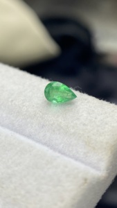Piedra de Esmeralda Zambiana Natural Certificada de 6x4 MM, Corte Pera, con Buen Brillo, Gema Suelta para Joyería, 0.54 Quilates - Product Image 2