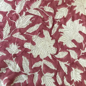 ผ้าฝ้ายพิมพ์ลายด้วยมือ – พื้นสีแดงเลือดหมูพร้อมลายดอกไม้สีงาช้าง |   สิ่งทอทำมือจากอินเดีย - Product Image 1