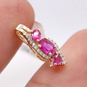 Colgante de Oro Amarillo Sólido de 14K con Rubí Ovalado Natural y Diamantes, Diseño de Ola, Joyería Fina, Memoria Jewels - Product Image 2