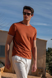 Camiseta de Manga Corta para Hombre, Color Naranja Óxido, Corte Ajustado, Cuello Redondo, Tejido de Algodón, Estilo Casual, Ribete en Contraste, Color Sólido, Moda de Verano - Product Image 1