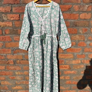 เดรสยาวพิมพ์ลายดอกไม้สไตล์โบฮีเมียน คอวี แขนยาว ผ้าฝ้ายแท้ 100% พิมพ์ลายด้วยมือ ขายดีประจำปี 2026 สไตล์อินเดีย - Product Image 1